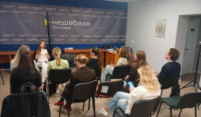 Poltava City Council Secretary Kateryna Yamshchykova meeting journalists at Mediabaza Poltava on June 13. Photo by Mediabaza Poltava